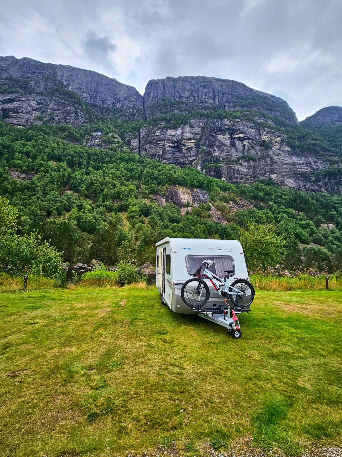 Granitwände hinter dem Camping im Sirdalen