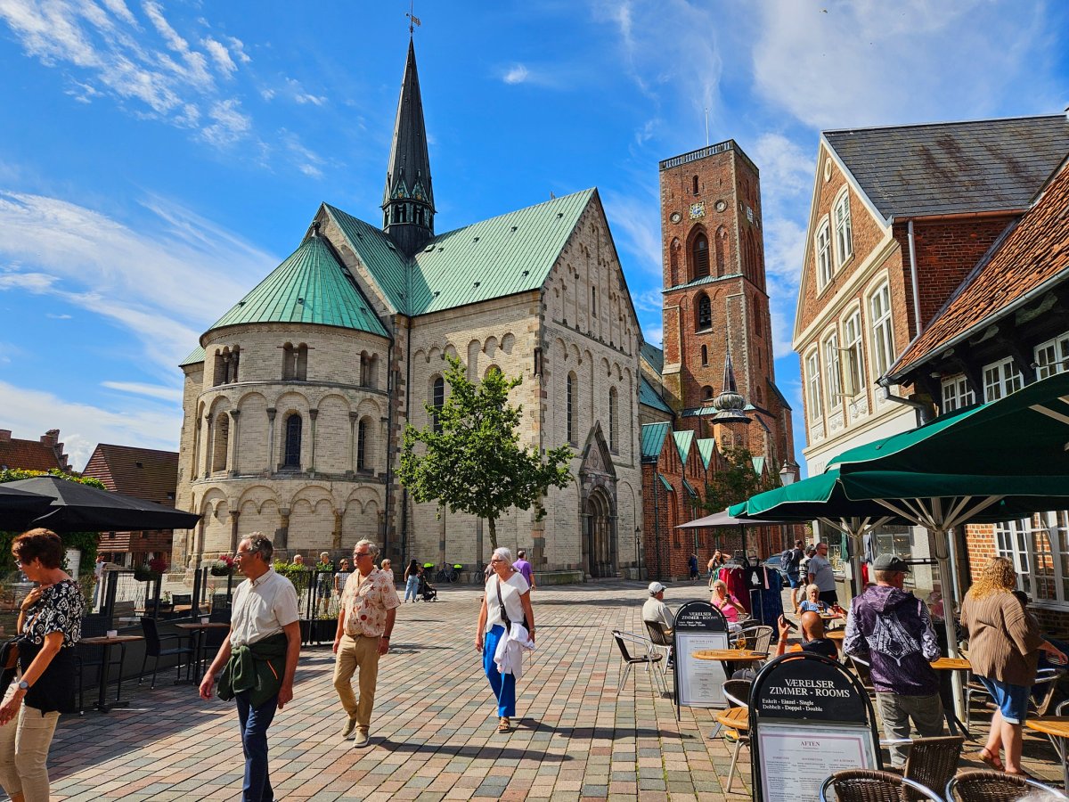 Geschäftiges Treiben beim Dom