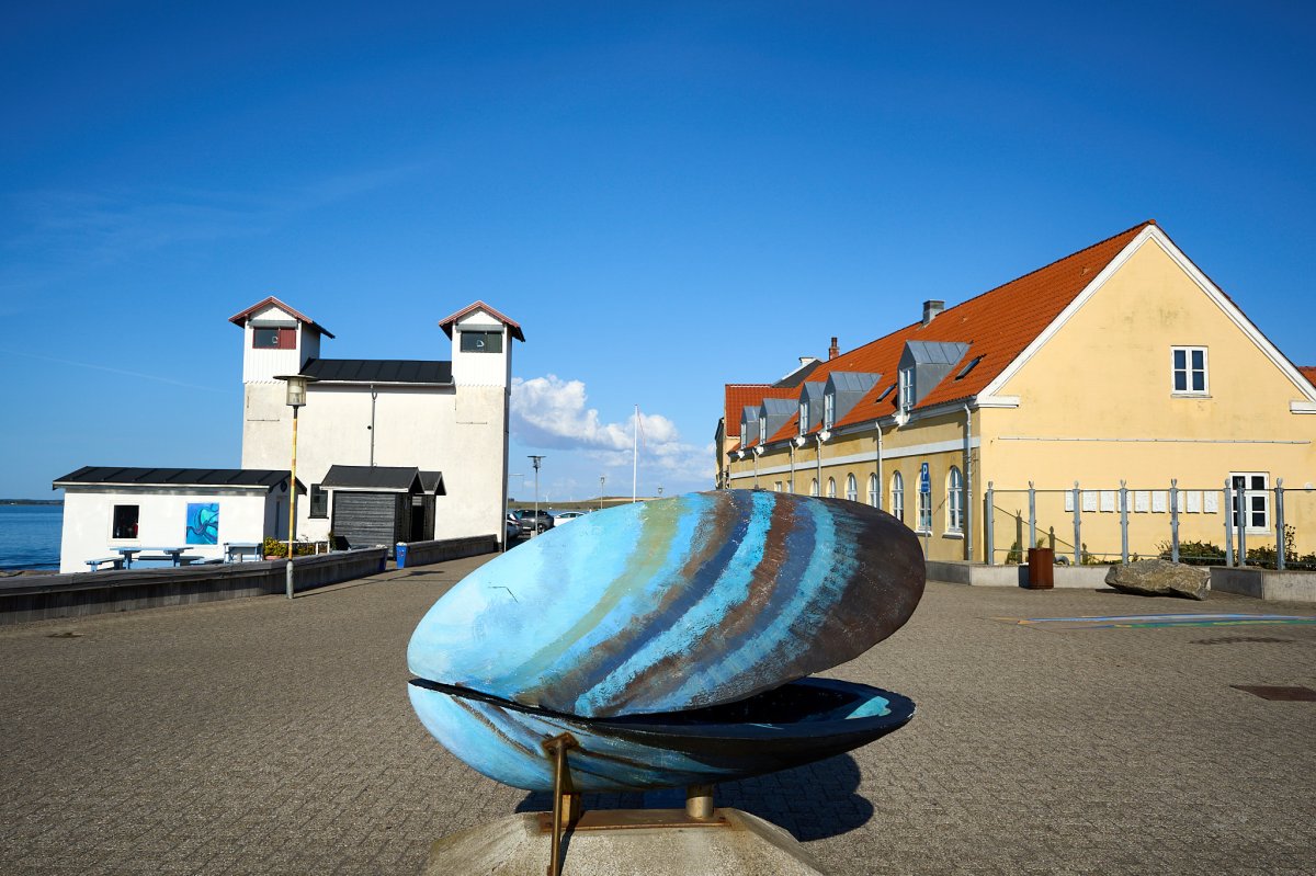 Muschelskulptur am Hafen