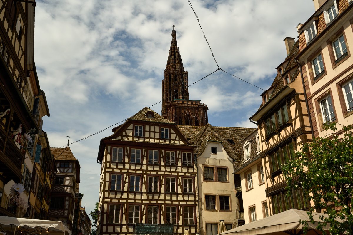 Cathédrale Notre Dame de Strasbourg mit Fachwerkhäusern