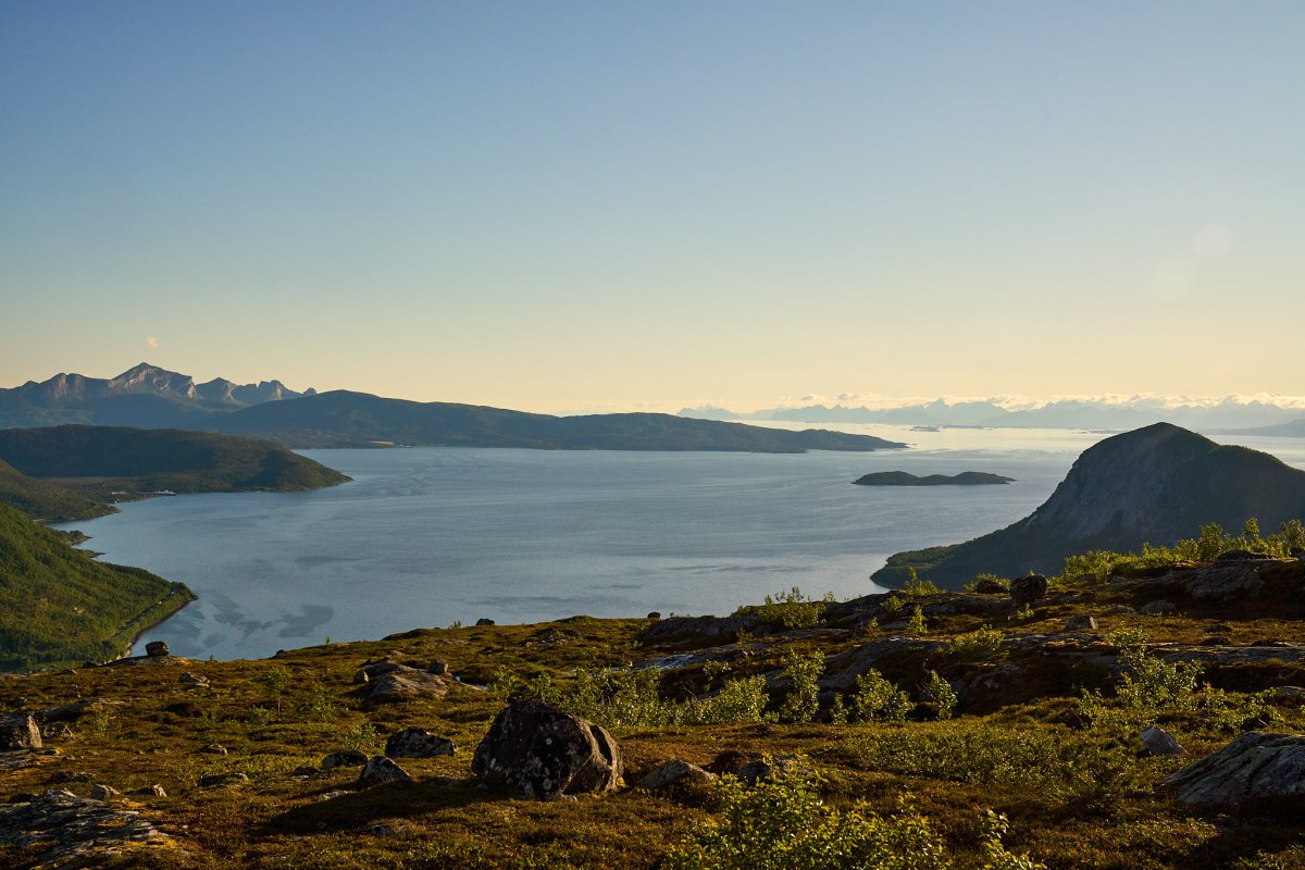Blick zu den Lofoten unter dem Wolkenband